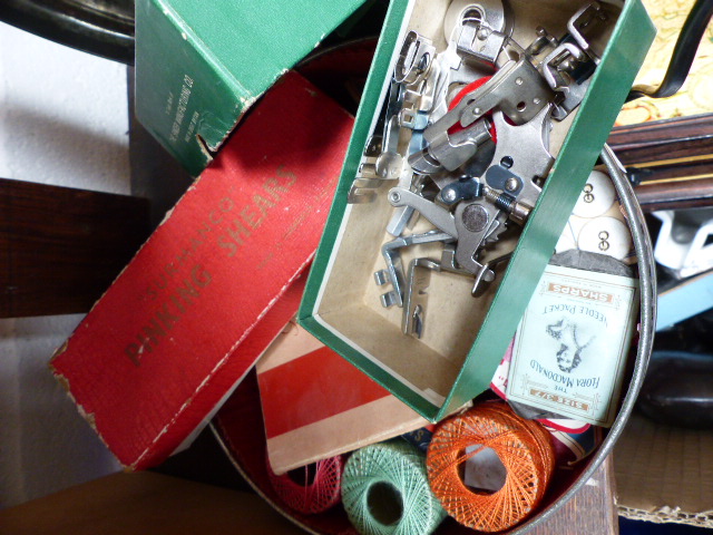 Tin of vintage sewing items including buttons and Singer boxed parts