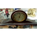 Small clockwork mantle clock. H: 12 cm