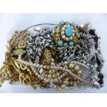 Quantity of costume jewellery and yellow metal vintage brooches etc