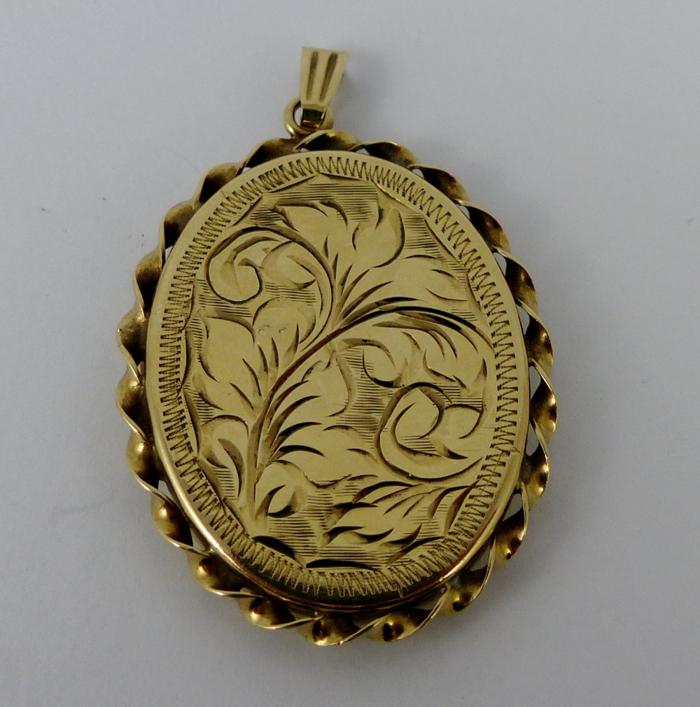 9ct gold vintage oval locket, approximately 35mm. W: 7g