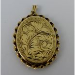 9ct gold vintage oval locket, approximately 35mm. W: 7g