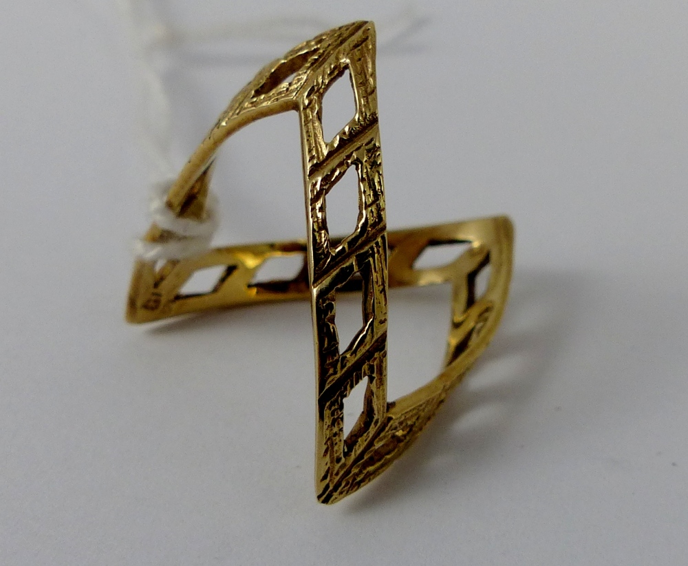 9ct gold wishbone ring with textured design. Size P, weight 5g