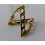 9ct gold wishbone ring with textured design. Size P, weight 5g