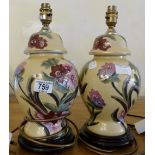 Matching pair of lamps with Oriental style design. H: 39 cm.