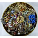 Tin of costume jewellery, 2.2kg