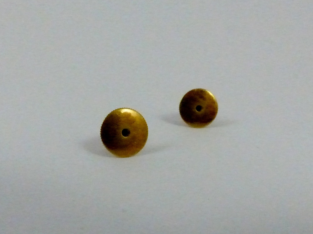 18ct gold collar studs, 2.7g