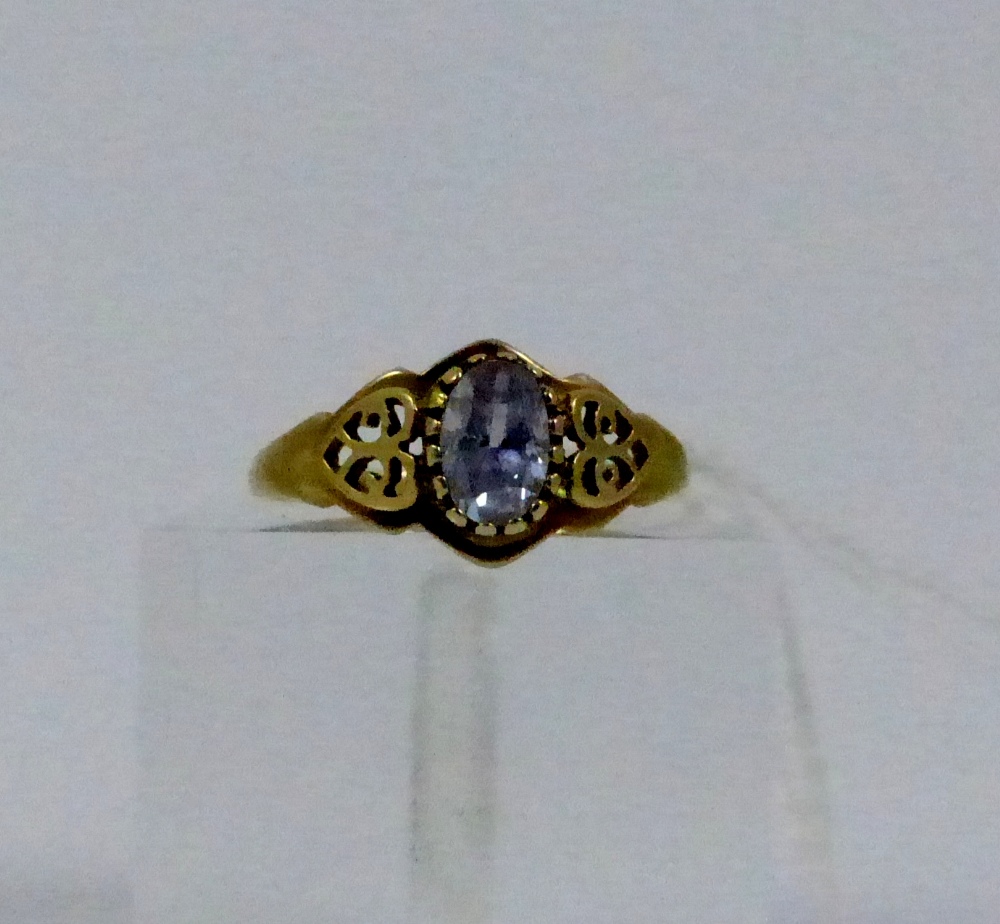 Ladies 9ct gold ring with central pale amethyst, size O