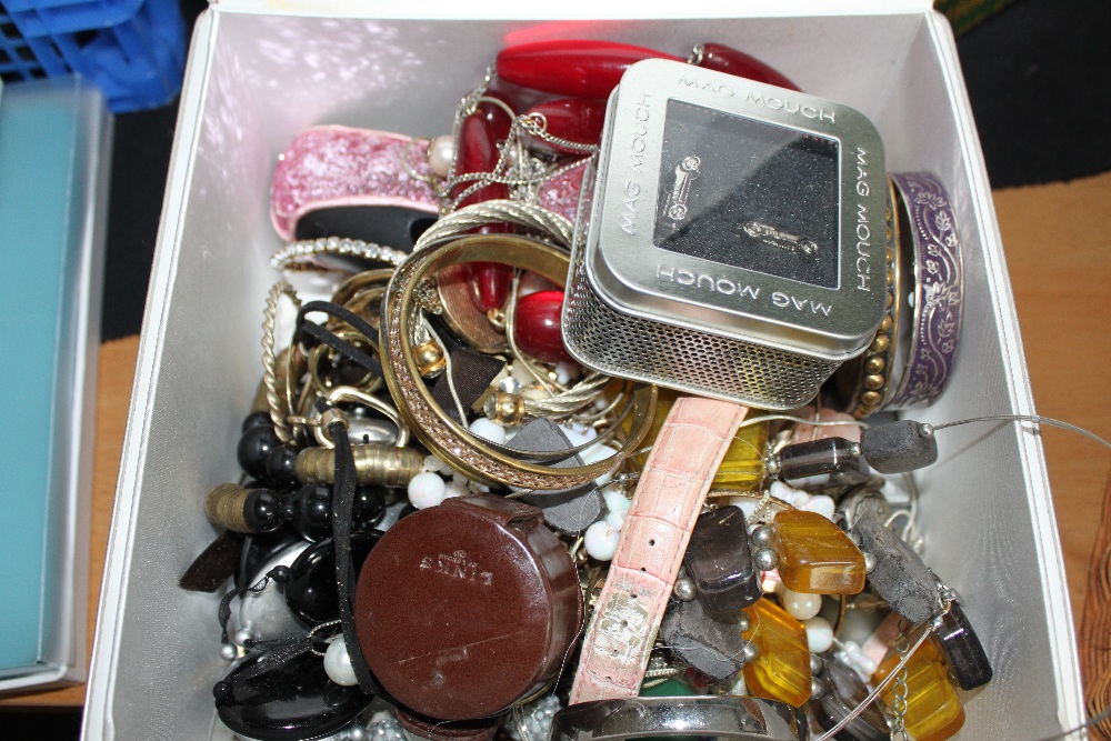 Box of unsorted costume jewellery