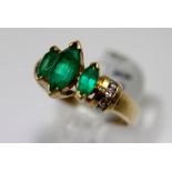 14ct yellow gold green stone set ring, size L