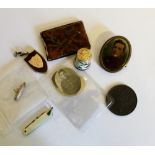 Tray of collectables including sweetheart WWI brooch, pendant etc