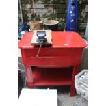 Metal workmans top lifting table with bench vice