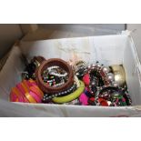 Small quantity of unsorted costume jewellery