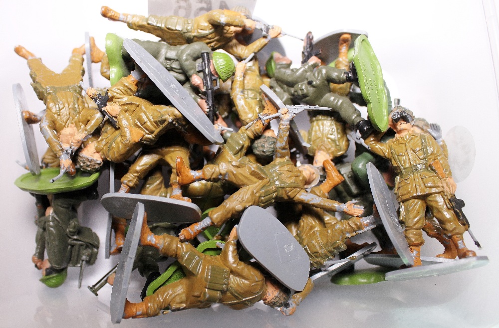 Box of plastic soldiers, un ~named