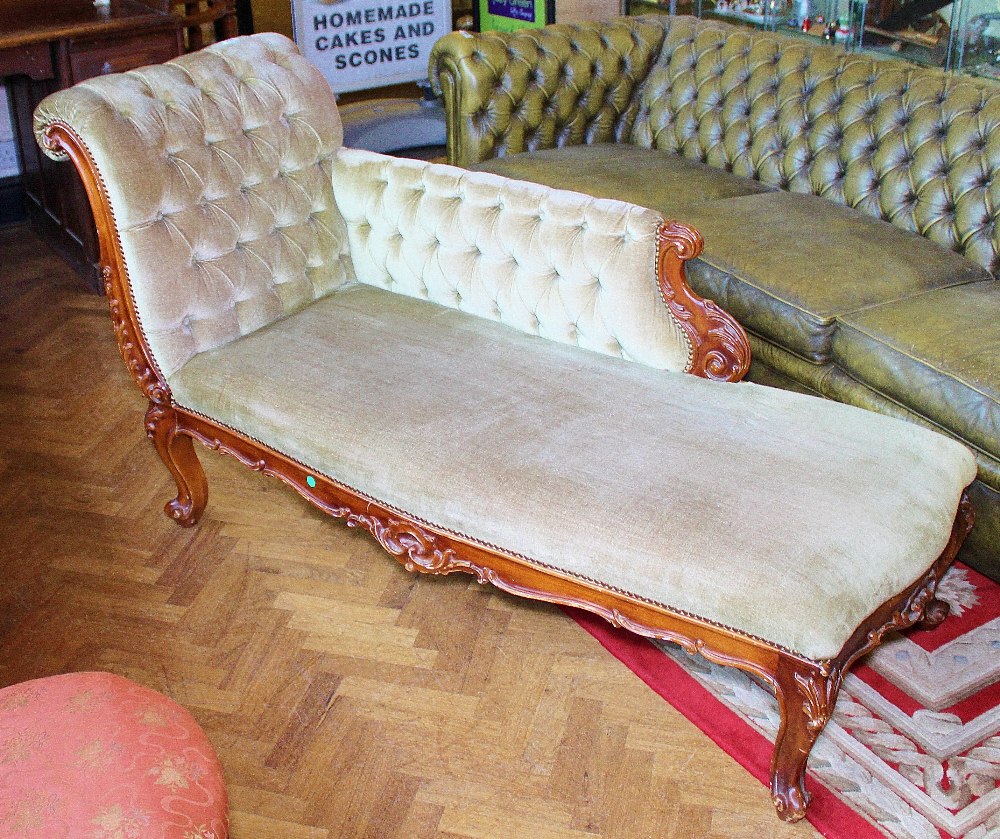 UPHOLSTERED CHAISE LONGUE. Upholstered chaise longue, W ~ 163cm