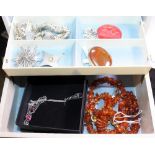 COSTUME JEWELLERY Jewellery box with costume jewellery contents