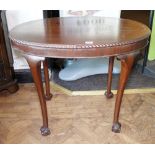 Oval table with cabriole legs to ball and claw feet, 95 x 60 x 73cm