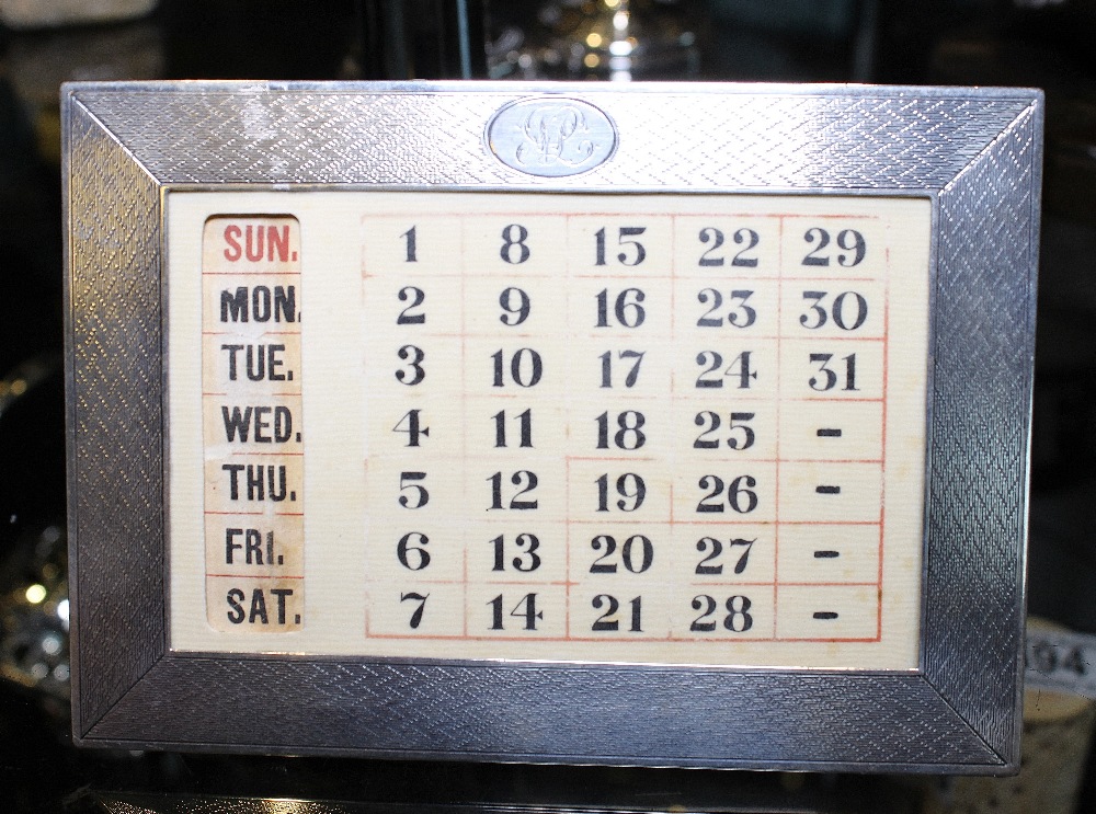 Hallmarked silver desk calendar in engine turned design with day register, Birmingham 1910, W ~ 14.