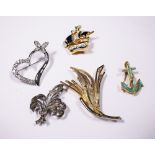 COSTUME BROOCHES. Box of vintage brooches