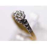 18CT GOLD VINTAGE SOLITAIRE RING. 18ct gold and platinum vintage diamond solitaire ring, size L