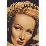 Dietrich, Marlene (Schauspielerin). Eigenhändige Signatur auf farbiger Fanpostkarte. (Paris, um