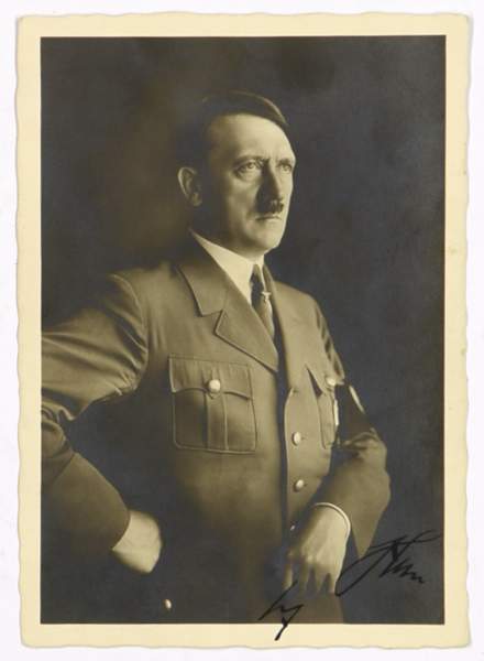Hitler, Adolf. Eigenhändige Unterschrift auf einer original-photographischen Porträt-Postkarte (Foto