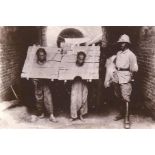 China - - Lackalbum mit 52 Original-Photographien aus Tsingtau und Umgebung. Vintages.