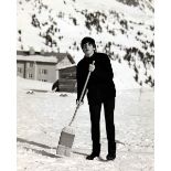 Künstlerphotographie - - The Beatles. Paul McCartney beim Schneefegen. Original-Photographie.