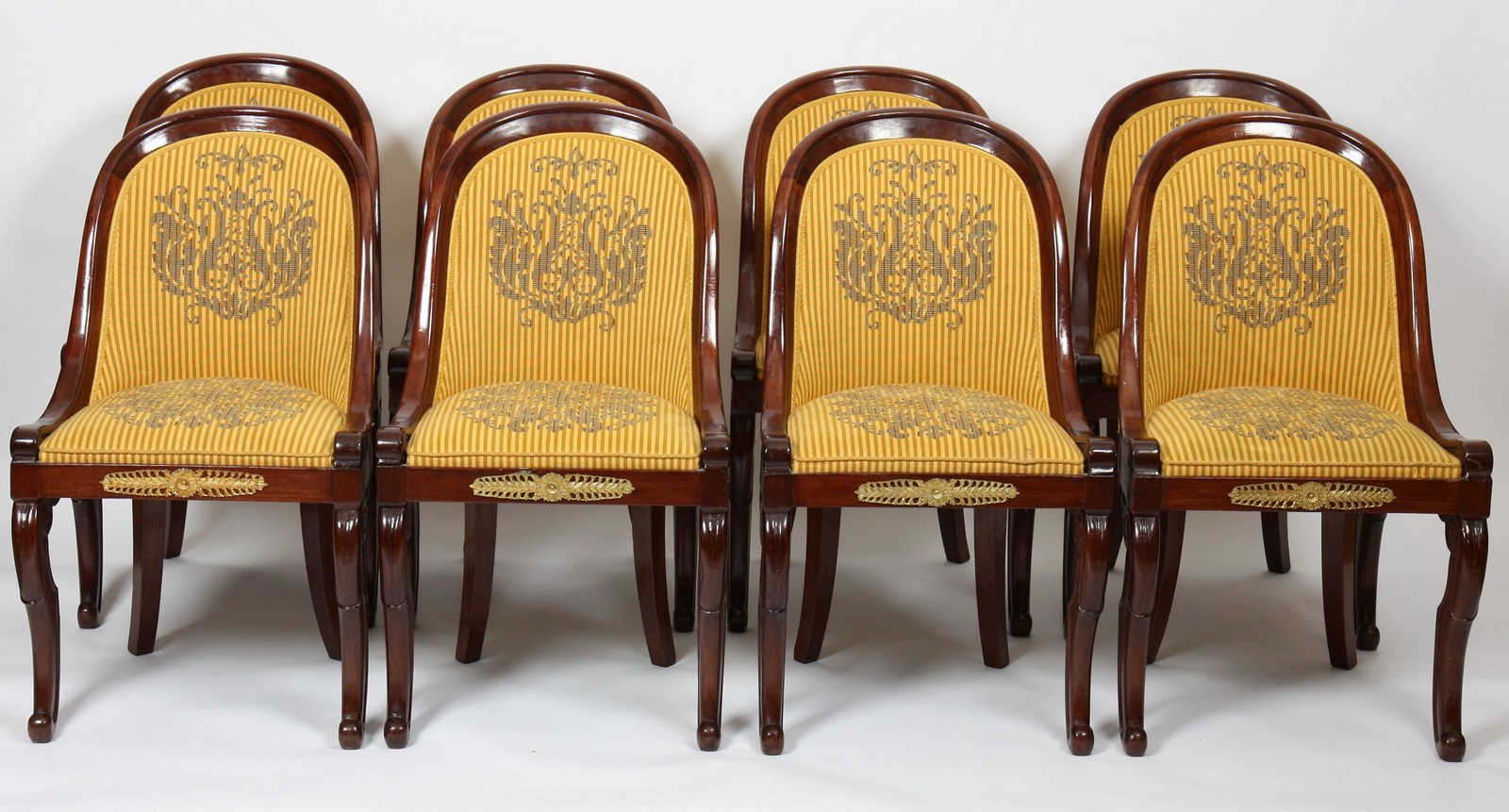 SUITE DE HUIT CHAISES GONDOLES EN ACAJOU
En acajou et placage d'acajou, à ceinture droite en