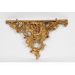 CONSOLE D’APPLIQUE ITALIENNE
En bois doré et très finement sculpté de feuilles d’acanthe rocaille,