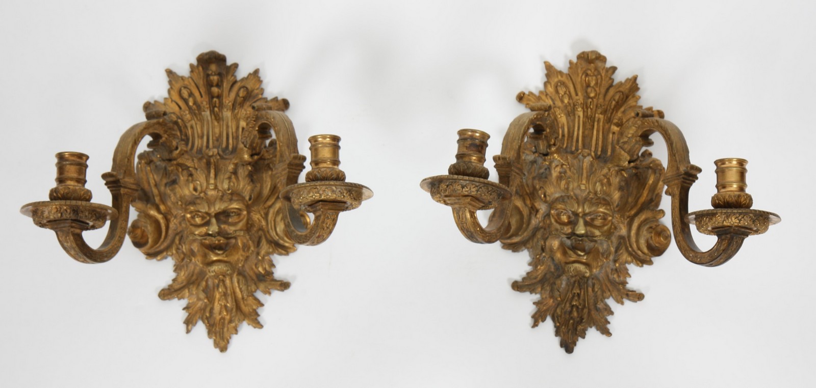 PAIRE D'APPLIQUES LOUIS XIV
En bronze doré, à deux bras de lumières à décor de masque de faune et de