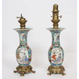 PAIRE DE VASES MONTES EN LAMPES
En porcelaine à décor de scènes asiatiques.
Montées sur une armature