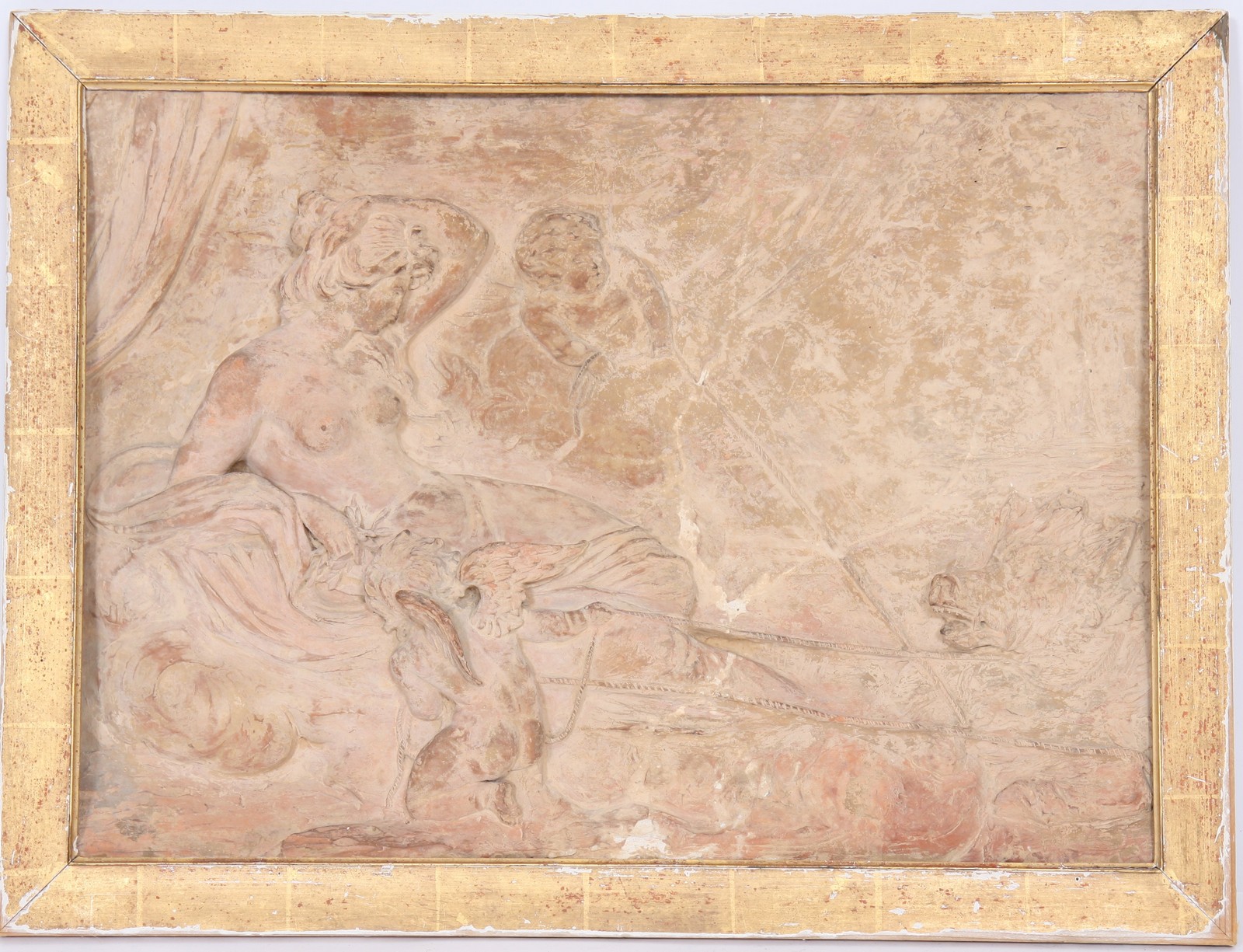 BAS RELIEF EN PLATRE PATINE XIXè
Représentant une femme à l'Antique allongée entourée de deux