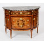 COMMODE DEMI-LUNE EN MARQUETERIE LOUIS XVI
En bois de placage de bois de rose, de satiné, d'