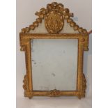 MIROIR LOUIS XVI
En bois sculpté et doré, à chapiteau orné d’un médaillon décoré de deux putti aux