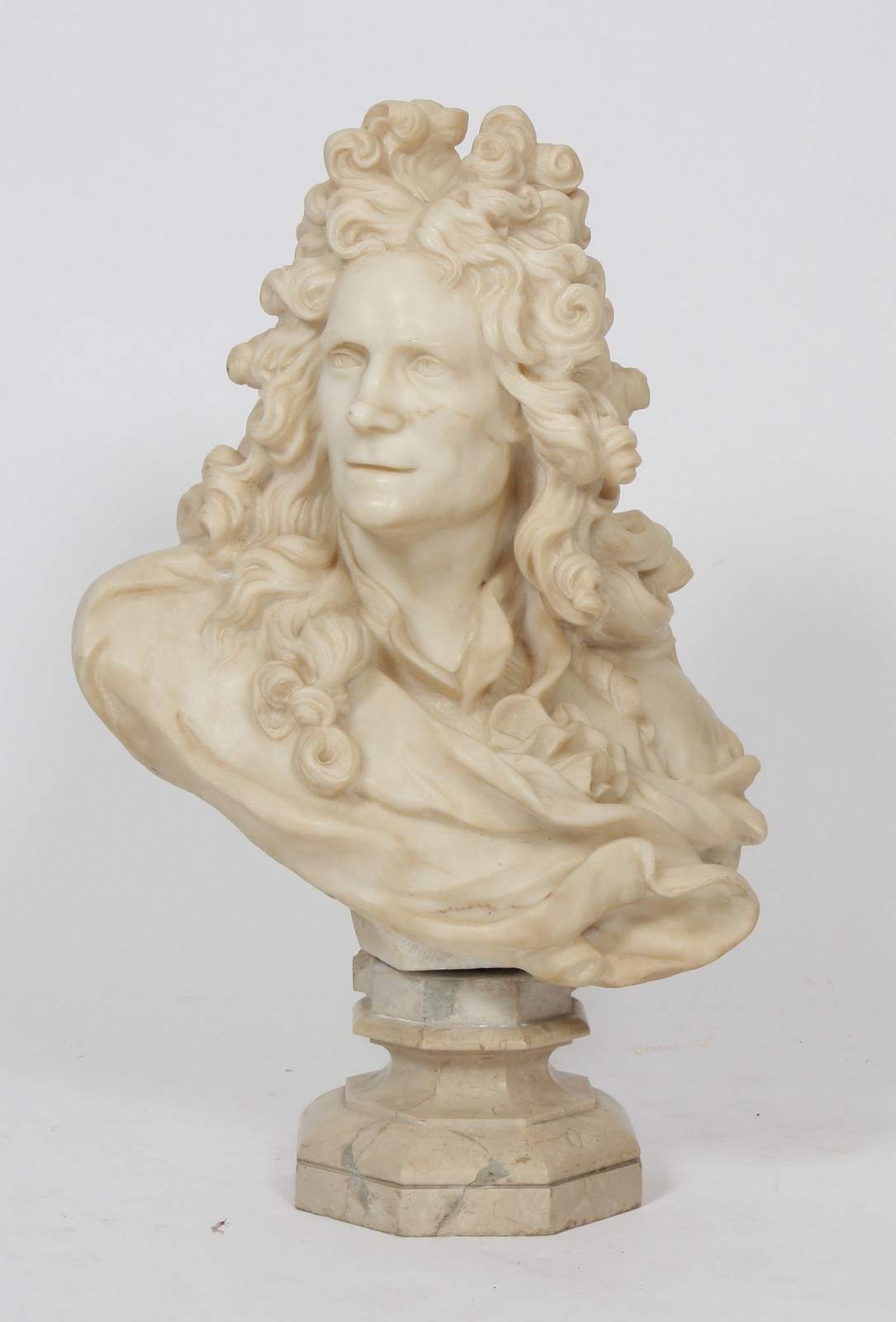 BUSTE D'HOMME DE QUALITE
En marbre, représentant un personnage du XVIIème siècle, reposant sur une