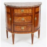 PETITE COMMODE DEMI-LUNE MARQUETEE LOUIS XVI
Ouvrant en façade à trois tiroirs galbés et sur les