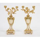 PAIRE DE CANDELABRES LOUIS XVI 
En bronze doré et marbre blanc, à trois bras de lumières reposant