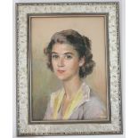 PORTRAIT DE JEUNE FEMME AU COL JAUNE
Pastel signé de JW de Leiris et daté Boston 1951 en bas à