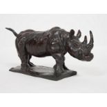 BRONZE "RHINOCEROS" En bronze à patine marron, représentant un rhinocéros à l'arrêt levant l'