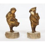 PAIRE DE CHRYSELEPHANTINE "ENFANTS" En bronze doré et ivoire, reposant sur un socle en marbre