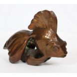 TERRE CUITE "POISSON" A patine bronze. Travail français vers 1940 H : 24 ; L : 32 cm