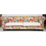 CANAPE CHESTERFIELD RECOUVERT D'UN TISSU PATCHWORK Epoque XXème siècle. H : 74 x L : 224 x P : 94