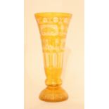 VASE EN CRISTAL TAILLE De forme cornet , en cristal de couleur jaune à décor gravé de ruines,