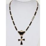 Collier en or jaune 18 K Charles X Orné de plaque et croix en onyx. Poids brut : 7,3 g