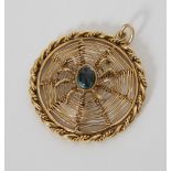 Pendentif en or et saphir En forme de toile d'araignée en fils d'or et saphir cabochon. Poids brut :