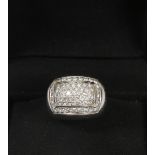 Bague bombée, en or gris 18 K, centrée d'un double motif rectangulaire pavé de diamants taillés en