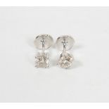 Paire de boutons d'oreilles sertie chacun d'un diamant taillé en brillant d'environ 0,60 ct chacun.