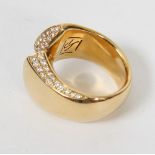 Bague en or jaune 18 K formant un « Toi et Moi » stylisé, partiellement pavé de diamants taillés