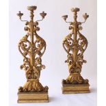 PAIRE DE CANDELABRES ITALIENS A trois bras de lumière, en bois doré, à décor de feuillages