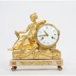 PENDULE EN BRONZE DORE "CLEOPATRE" LOUIS XVI En bronze doré posée sur un socle en marbre blanc,